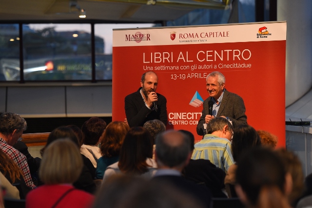 Libri al centro 008 2015 04_14 Lorenzo Marone e Roberto Ippolito direttore editoriale foto Nimfio Studio