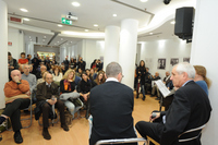 2014 11 12 01 La Feltrinelli Galleria Sordi Roma Roberto Ippolito Abusivi Chiarelettere con Corrado Formigli letture Barbara Valmorin. Foto Maurizio Riccardi Agr 2014 11 12 01 La Feltrinelli Galleria Sordi Roma Roberto Ippolito Abusivi Chiarelettere con Corrado Formigli letture Barbara Valmorin. Foto Maurizio Riccardi Agr