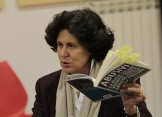 Ilaria Borletti Buitoni con Abusivi di Roberto Ippolito Chiarelettere Biblioteca Corviale 4 febbraio 2015 foto Carmelo Daniele