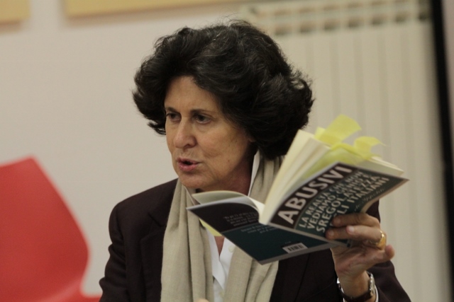 Ilaria Borletti Buitoni con Abusivi di Roberto Ippolito Chiarelettere Biblioteca Corviale 4 febbraio 2015 foto Carmelo Daniele Ilaria Borletti Buitoni con Abusivi di Roberto Ippolito Chiarelettere Biblioteca Corviale 4 febbraio 2015 foto Carmelo Daniele