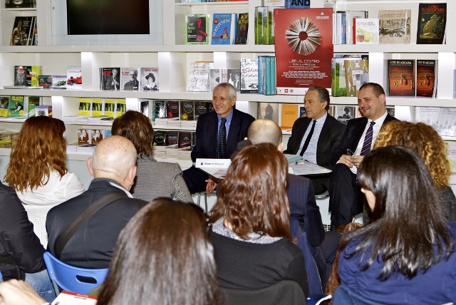 Libri al centro 001 2015 04_01 Roberto Ippolito Marcello Ciccaglioni e Rosario Cerra Foto Nimfio Studio Libri al centro 001 2015 04_01 Roberto Ippolito Marcello Ciccaglioni e Rosario Cerra Foto Nimfio Studio