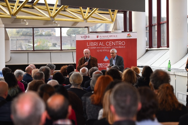 Libri al centro 007 2015 04_14 Andrea Carandini e Roberto Ippolito direttore editoriale foto Nimfio Studio Libri al centro 007 2015 04_14 Andrea Carandini e Roberto Ippolito direttore editoriale foto Nimfio Studio