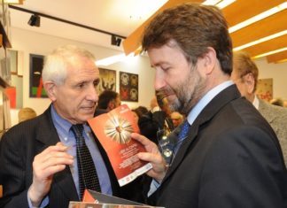 Roberto Ippolito direttore editoriale Libri al centro e Dario Franceschini foto Maurizio Riccardi Agr