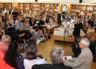 In piedi a cantare “conPasolini” in libreria… insieme a me