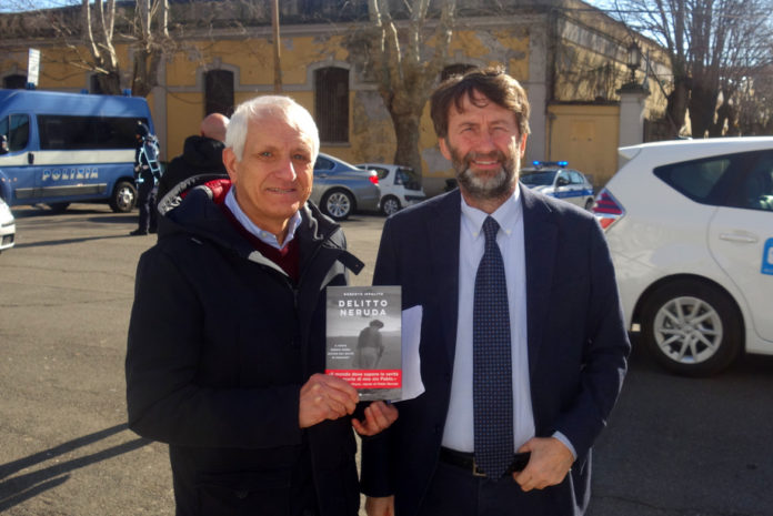 Roberto_Ippolito_consegna_ministro_beni_cultur._Dario_Franceschini_prima_copia_Delitto_Neruda_6feb20