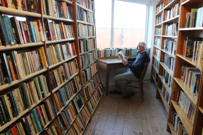 Roberto Ippolito a Rochester, Baggins Book Bazaar High Street frequentata Charles Dickens 2dic18 Roberto Ippolito a Rochester (Uk), nel Baggins Book Bazaar in High Street, via frequentata da Charles Dickens, 2 dicembre 2018