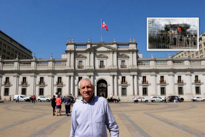 Roberto Ippolito davanti alla Moneda, il palazzo della presidenza cilena, a Santiago. Nel riquadro le fiamme per il bombardamento aereo dei golpisti l’11 settembre 1973