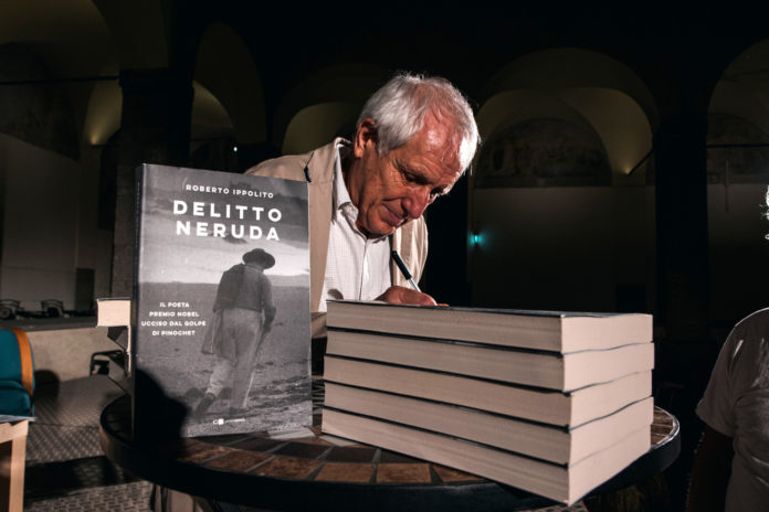 Roberto Ippolito presenta Delitto Neruda Chiarelettere Velletri Libris con Paolo Di Paolo 2ago20 Roberto Ippolito dopo la presentazione di “Delitto Neruda” (Chiarelettere) a Velletri Libris con Paolo Di Paolo 2 agosto 2020