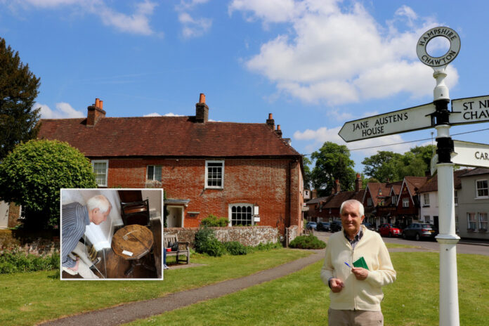 Roberto Ippolito alla Jane Austen’s House a Chawton (Hampshire, Inghilterra UK), nel riquadro il tavolino sul quale furono scritti i suoi romanzi 20 maggio 2018