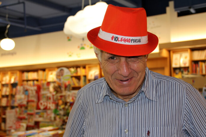Roberto Ippolito per l’iniziativa #ioleggoperché 21-29 novembre 2020, foto nella libreria Nuova Europa I Granai Roma