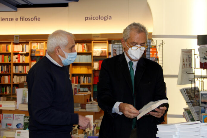 Francesco Rutelli (a des.) con libro Roberto Ippolito Delitto Neruda 9dic20 Nuova Europa Granai Francesco Rutelli (a destra) con il libro di Roberto Ippolito “Delitto Neruda” (Chiarelettere) 9 dicembre 2020 libreria Nuova Europa I Granai Roma