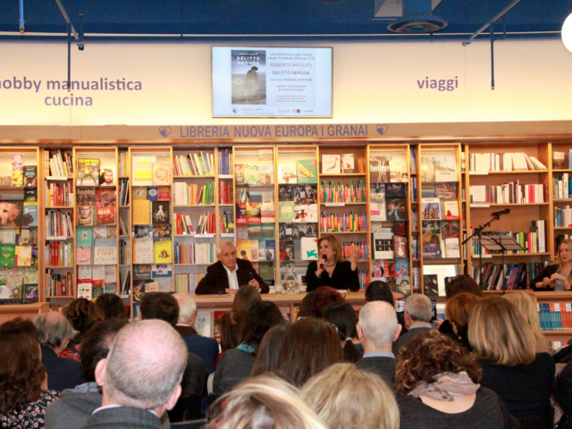 2020_02_15 (001) libreria Nuova Europa I Granai Roma, presentazione Roberto Ippolito ‘Delitto Neruda’ (Chiarelettere), a destra al centro Serena Bortone e più a destra Viola Graziosi