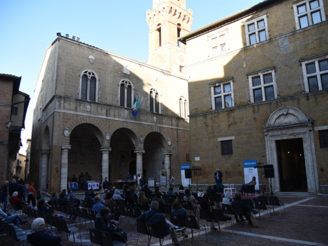 2020_09_26 (14) Emporio Letterario di Pienza, Roberto Ippolito presenta “Delitto Neruda” (Chiarelettere) intervistato da Giorgio Renzetti nel festival diretto da Giorgio Nisini foto Bruno Fini