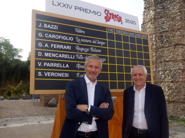 2020_06_19 (15) Incontro cinquina Premio Strega Teatro Romano, Benevento, il finalista Gianrico Carofiglio e Roberto Ippolito
