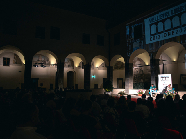 2020_08_02 (03) Velletri Libris, chiostro dell’ex convento del Carmine del ‘600, Roberto Ippolito presenta ‘Delitto Neruda’ (Chiarelettere) con, a sinistra, Paolo Di Paolo