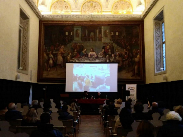 2020_10_17 (36) &#039;Notte per Dante&#039; evento di ScrittuRa Festival, Salone Dantesco della Biblioteca Classense, Ravenna, Roberto Ippolito presenta ‘Delitto Neruda’ (Chiarelettere) con a sinistra Matteo Cavezzali (poesie lette da Viola Casadei e Antonio Maiani; al violoncello elettrico Jenny Burnazzi e al sassofono Andrea Carella)