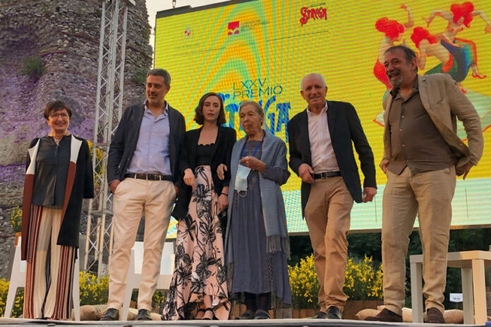 Cinquina Strega DI Pietrantonio Bajani Caminito Bruck Trevi con Ippolito secondo da dx 10 06 21 Cinquina finalisti del Premio Strega proclamata a Benevento il 10 giugno 2021, Donatella DI Pietrantonio, Andrea Bajani, Giulia Caminito, Edith Bruck ed Emanuele Trevi con Roberto Ippolito secondo da destra