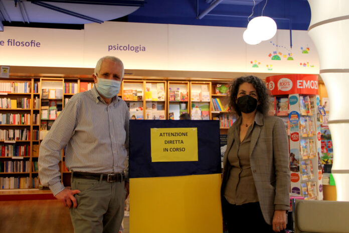 Roberto Ippolito e Maria Grazia Calandrone candidata Premio Strega 01 06 21 Nuova Europa Granai Roberto Ippolito e Maria Grazia Calandrone presentata in diretta nella libreria Nuova Europa Granai con “Splendi come vita” (Ponte alle Grazie) 1 giugno 2021