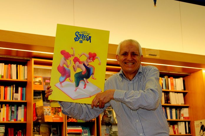 Nuova Europa I Granai, Roberto Ippolito con il manifesto Premio Strega 2021 di Lorenzo Mattotti Roberto Ippolito nella libreria romana Nuova Europa I Granai con il manifesto di Lorenzo Mattotti del Premio Strega 2021