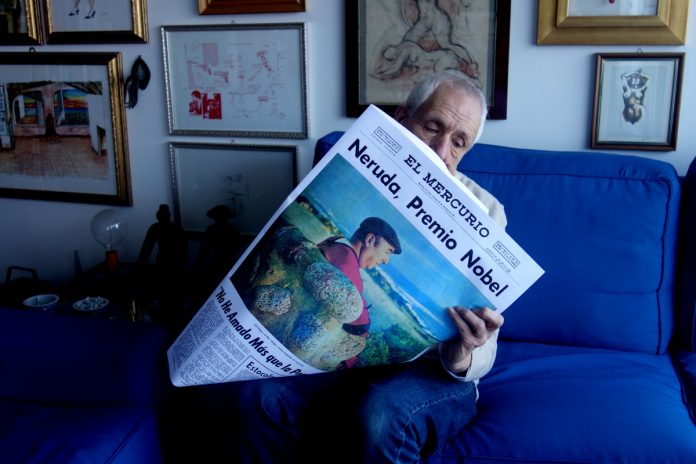 Roberto Ippolito con la copia del quotidiano cileno “El Mercurio” del 22 ottobre 1971 che dedica l’intera prima pagina all’assegnazione del premio Nobel a Pablo Neruda