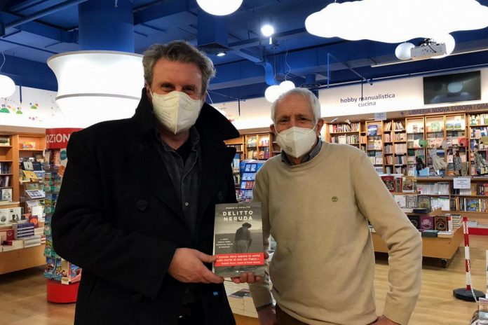 Antonio Manzini e Roberto Ippolito autore di “Delitto Neruda” pubblicato da Chiarelettere 22 gennaio 2022 libreria Nuova Europa I Granai Roma