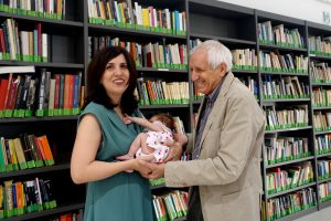 Nadia Terranova autrice di Trema la notte, Einaudi, con in braccio la figlia Luna, presentata da Roberto Ippolito il 20 giugno 2022 alla Biblioteca Arcipelago a Roma