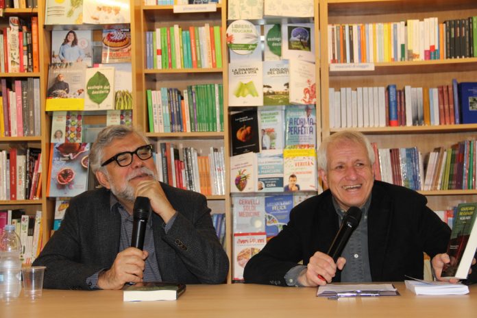 Giancarlo De Cataldo e Roberto Ippolito nella Libreria Nuova Europa I Granai a Roma, foto d’archivio