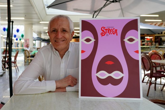 Roberto Ippolito con il manifesto dell’edizione 2022 del Premio Strega realizzato da Olimpia Zagnoli