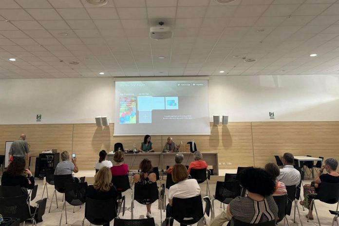 2022_06_20 (01) Biblioteca Arcipelago Roma, Nadia Terranova e Roberto Ippolito Nadia Terranova autrice di Trema la notte, Einaudi, presentata da Roberto Ippolito il 20 giugno 2022 alla Biblioteca Arcipelago a Roma
