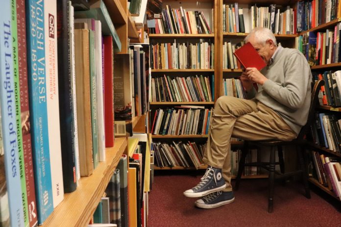 Roberto Ippolito nella libreria Skoob Books a Londra