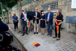 2022_09_15 (03) Cerimonia per la collocazione della targa fuori l’ultima casa di Pier Paolo Pasolini in Via Eufrate 9 a Roma, da sinistra Miguel Gotor, Francesco Rutelli, Tea Ranno, Carlo Felice Casula e Titti Di Salvo
