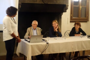 Roberto Ippolito presenta “Delitto Neruda” pubblicato da Chiarelettere a Varenna sul lago di Como venerdì 9 settembre 2022. A sinistra Liù Lamperti. Da destra Doriana Pachera e Giulia Bario