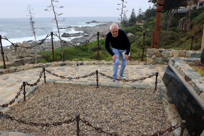 Roberto Ippolito alla tomba di Pablo Neruda con a destra Matilde Urrutia, a Isla Negra in Cile 29 marzo 2019