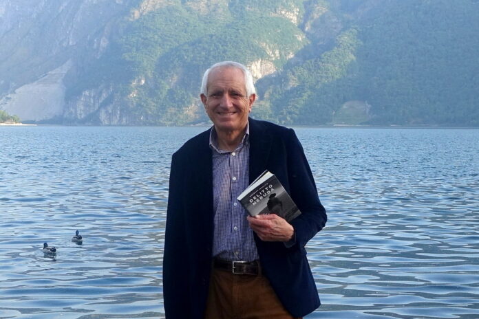 Roberto Ippolito autore di “Delitto Neruda” (Chiarelettere) sul lago di Como ramo di Lecco 10 maggio 2022