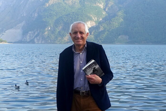 Roberto Ippolito autore di ‘Delitto Neruda’ (Chiarelettere) lago Como ramo Lecco 10 maggio 2022 Roberto Ippolito autore di “Delitto Neruda” (Chiarelettere) sul lago di Como ramo di Lecco 10 maggio 2022