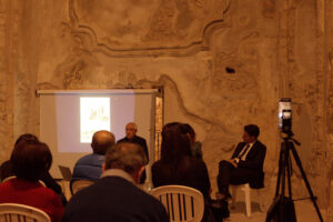 29 ottobre 2022 Chiesa di San Michele Arcangelo, Parco della memoria storica San Pietro Infine (Caserta), Roberto Ippolito autore di “Delitto Neruda” (Chiarelettere) presentato da Simona Sparaco con il sindaco Antonio Vacca 