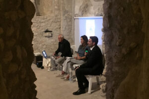 29 ottobre 2022 Chiesa di San Michele Arcangelo, Parco della memoria storica San Pietro Infine (Caserta), Roberto Ippolito autore di “Delitto Neruda” (Chiarelettere) presentato da Simona Sparaco con il sindaco Antonio Vacca 