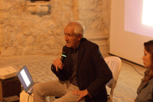 29 ottobre 2022 Chiesa di San Michele Arcangelo, Parco della memoria storica San Pietro Infine (Caserta), Roberto Ippolito autore di “Delitto Neruda” (Chiarelettere) presentato da Simona Sparaco con il sindaco Antonio Vacca 
