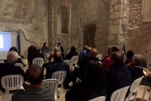 29 ottobre 2022 Chiesa di San Michele Arcangelo, Parco della memoria storica San Pietro Infine (Caserta), Roberto Ippolito autore di “Delitto Neruda” (Chiarelettere) presentato da Simona Sparaco con il sindaco Antonio Vacca 