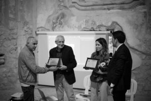 29 ottobre 2022 Chiesa di San Michele Arcangelo, Parco della memoria storica San Pietro Infine (Caserta), Roberto Ippolito autore di “Delitto Neruda” (Chiarelettere) presentato da Simona Sparaco con il sindaco Antonio Vacca 