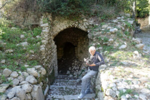29 ottobre 2022 Chiesa di San Michele Arcangelo, Parco della memoria storica San Pietro Infine (Caserta), Roberto Ippolito autore di “Delitto Neruda” (Chiarelettere) presentato da Simona Sparaco con il sindaco Antonio Vacca 