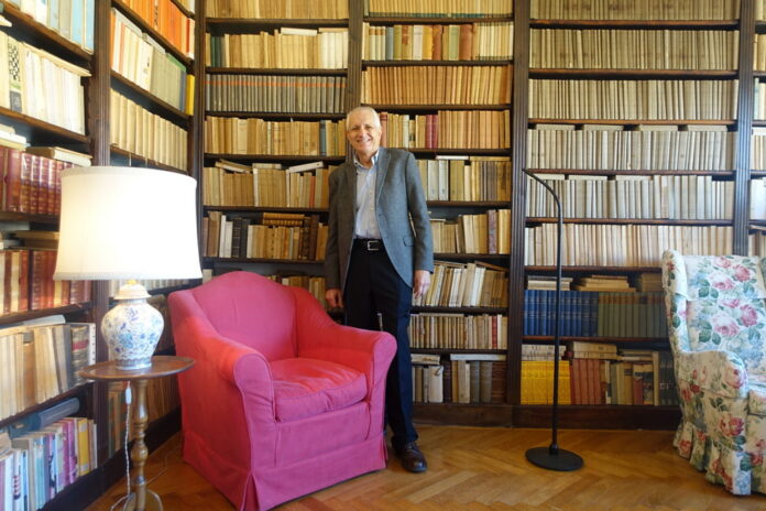 Roberto Ippolito accanto alla poltrona rossa di Maria Bellonci nella Casa Museo di Via Fratelli Ruspoli ai Parioli, a Roma