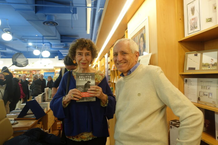 Azar Nafisi e Roberto Ippolito autore Delitto Neruda Chiarelettere 2022_12_09 Nuova EuropaGranai Azar Nafisi e Roberto Ippolito autore di “Delitto Neruda” (Chiarelettere) 9 dicembre 2022 Libreria Nuova Europa I Granai, Roma
