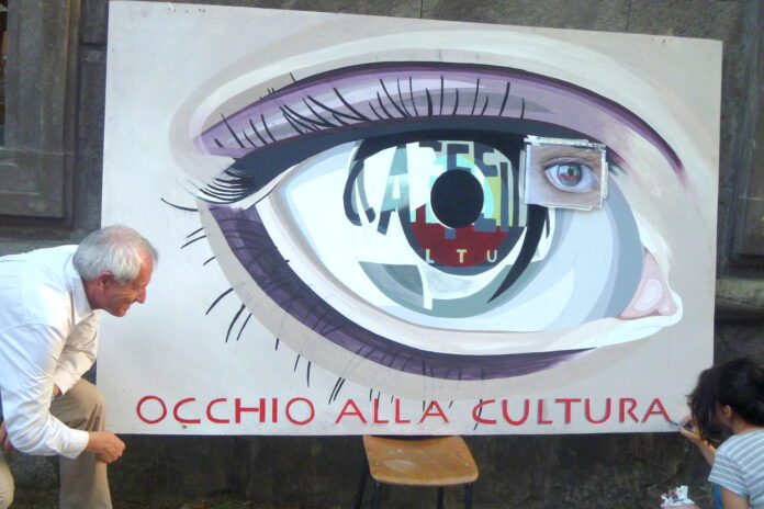 Roberto Ippolito davanti all'opera 'Occhio alla cultura' Viterbo 6 luglio 2014
