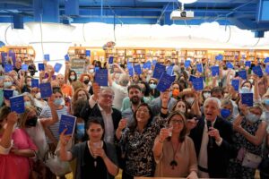 11 giugno 2022 Festa Libreria Nuova Europa Granai Roma, libro “Quella volta in libreria” (Garzanti) a cura di Roberto Ippolito, a destra con il microfono; al centro Dahpne Scoccia, Francesca e Barbara Pieralice, dietro l’assessore comunale alla cultura Miguel Gotor e il presidente del Municipio VIII Amedeo Ciaccheri
