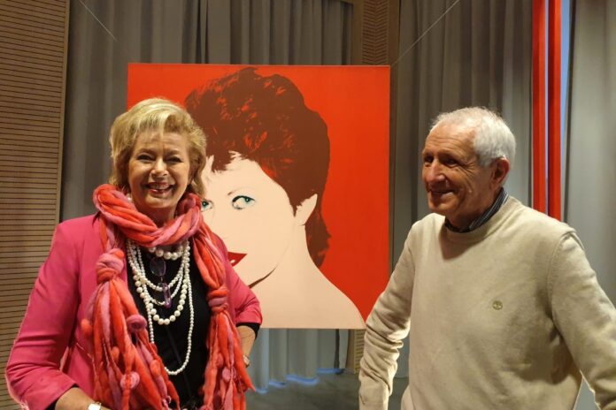 Regina Schrecker con il ritratto di Andy Warhol e Roberto Ippolito 4 marzo 2023 Vaccheria Roma