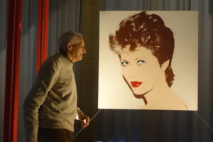 2023_03_04 (03) Vaccheria, Roberto Ippolito con l’opera di Andy Warhol 'Regina Schrecker'