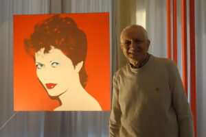 2023_03_04 (07) Vaccheria, Roberto Ippolito con l’opera di Andy Warhol 'Regina Schrecker'