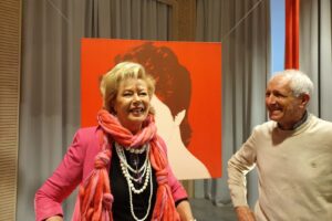 2023_03_04 (26) Vaccheria, Regina Schrecker con il ritratto di Andy Warhol e Roberto Ippolito