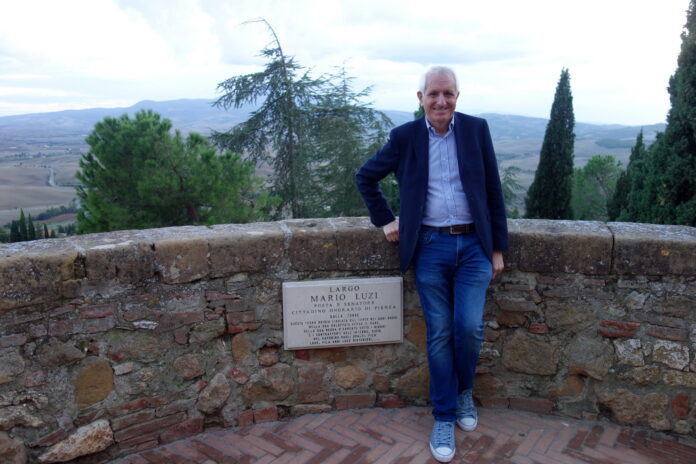 Roberto Ippolito accanto alla targa del poeta Mario Luzi cittadino onorario di Pienza 2020_09_26